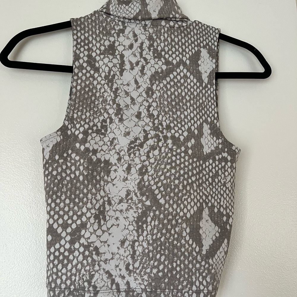 Brand:Forever21 sleeveless print shirt turtleneck LOGO:No filter white color - Picture 3 of 5